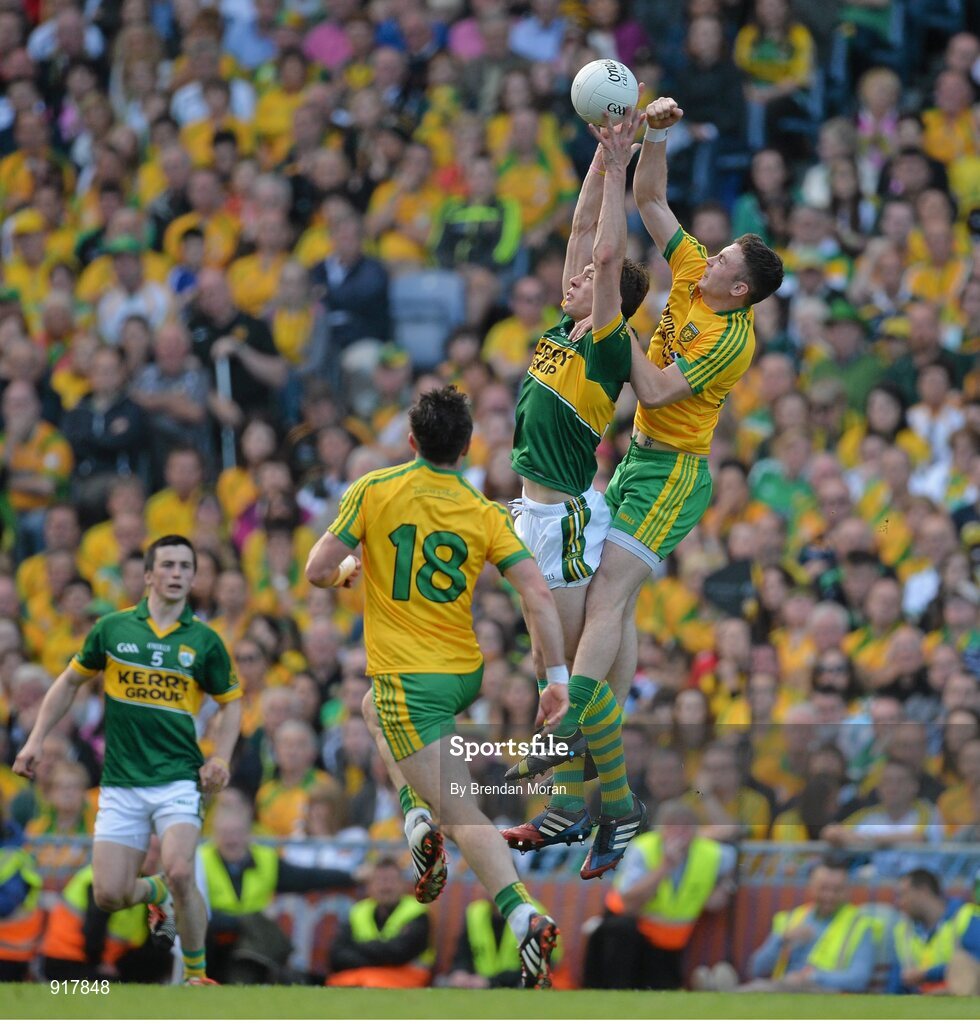 21 September 2014; David Moran, Kerry, contests a kick out with Martin McElhinney, Donegal. GAA Football All Ireland Senior Championship Final, Kerry v Donegal. Croke Park, Dublin. Picture credit: Brendan Moran / SPORTSFILE