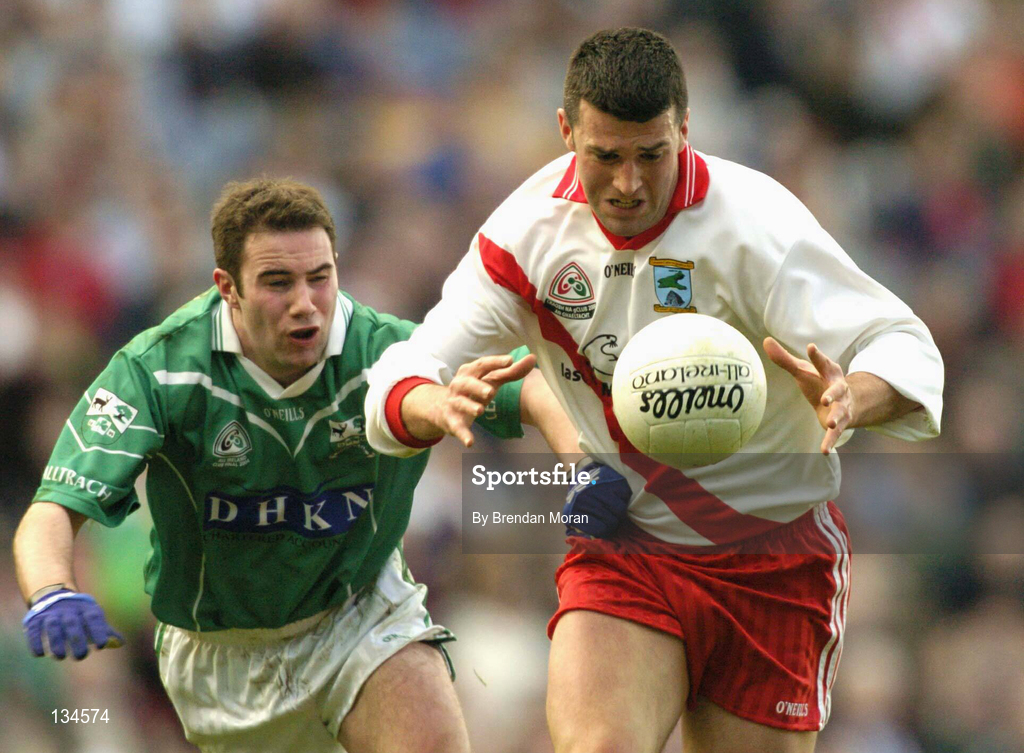 17 March 2004; Roibeard MacGearailt of An Gaeltacht in action against Kevin Gavin of Caltra during the AIB All-Ireland Senior Club Football Championship Final between An Gaeltacht and Caltra at Croke Park in Dublin. Photo by Brendan Moran/Sportsfile