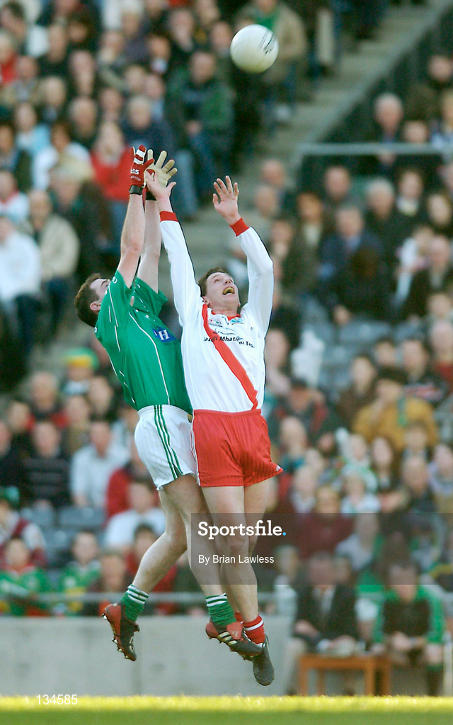 17 March 2004; Pol O Cuinn of An Gaeltacht in action against Damien Cunniffe of Caltra during the AIB All-Ireland Senior Club Football Championship Final between An Gaeltacht and Caltra at Croke Park in Dublin. Photo by Brian Lawless/Sportsfile