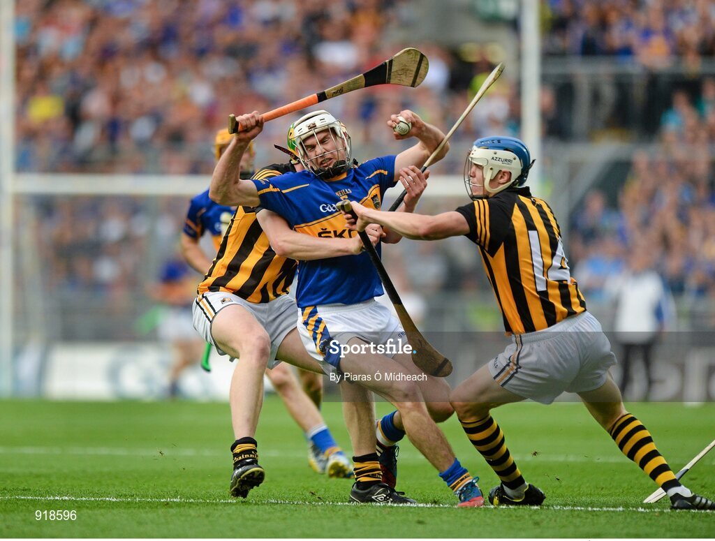 27 September 2014; Brendan Maher, Tipperary, in action against John Power, left, and TJ Reid, Kilkenny. GAA Hurling All Ireland Senior Championship Final Replay, Kilkenny v Tipperary. Croke Park, Dublin. Picture credit: Piaras Ó Mídheach / SPORTSFILE