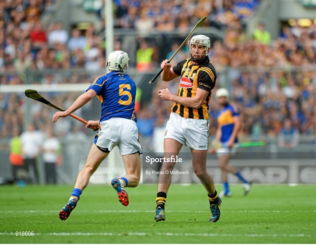 27 September 2014; Michael Fennelly, Kilkenny, in action against Brendan Maher, Tipperary. GAA Hurling All Ireland Senior Championship Final Replay, Kilkenny v Tipperary. Croke Park, Dublin. Picture credit: Piaras Ó Mídheach / SPORTSFILE