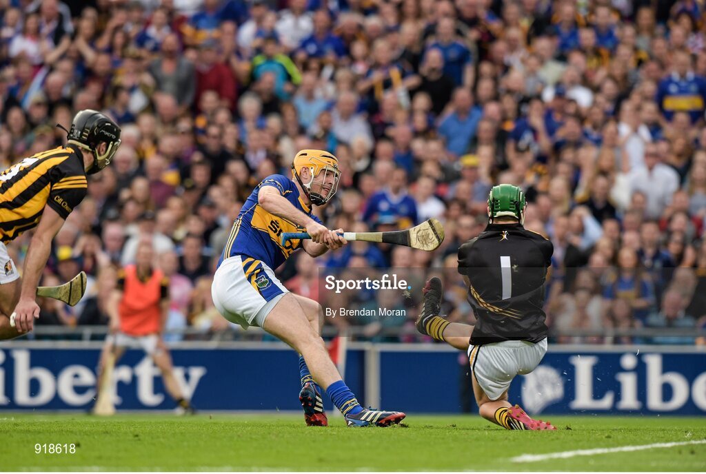 27 September 2014; Tipperary's Seamus Callanan shoots past Kilkenny goalkeeper Eoin Murphy to score his side's first goal. GAA Hurling All Ireland Senior Championship Final Replay, Kilkenny v Tipperary. Croke Park, Dublin. Picture credit: Brendan Moran / SPORTSFILE