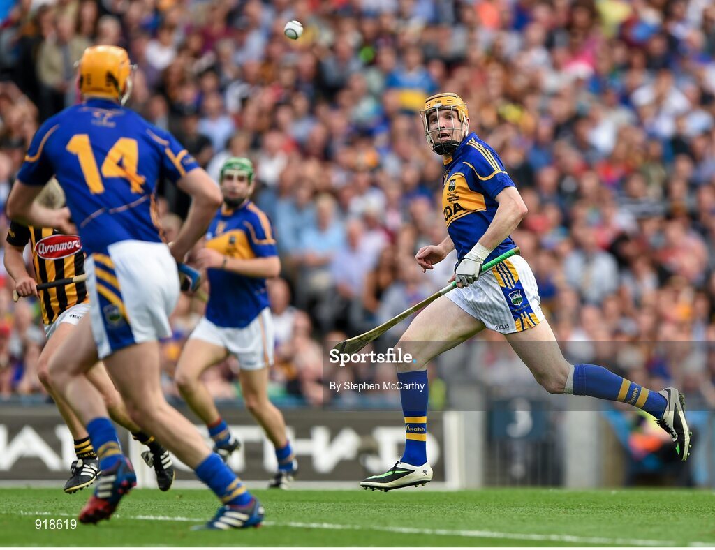 27 September 2014; Tipperary's Lar Corbett passes to team-mate Seamus Callanan who went on to score their side's first goal of the game. GAA Hurling All Ireland Senior Championship Final Replay, Kilkenny v Tipperary. Croke Park, Dublin. Picture credit: Stephen McCarthy / SPORTSFILE