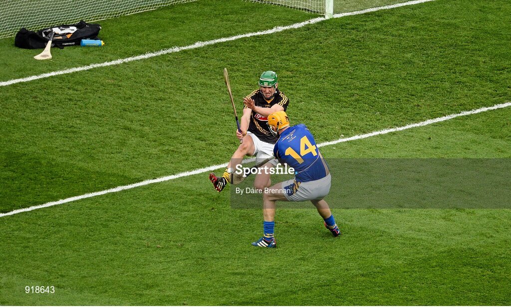 27 September 2014; Séamus Callanan, Tipperary, scores his side's first goal past Kilkenny goalkeeper Eoin Murphy. GAA Hurling All Ireland Senior Championship Final Replay, Kilkenny v Tipperary. Croke Park, Dublin. Picture credit: Dáire Brennan / SPORTSFILE