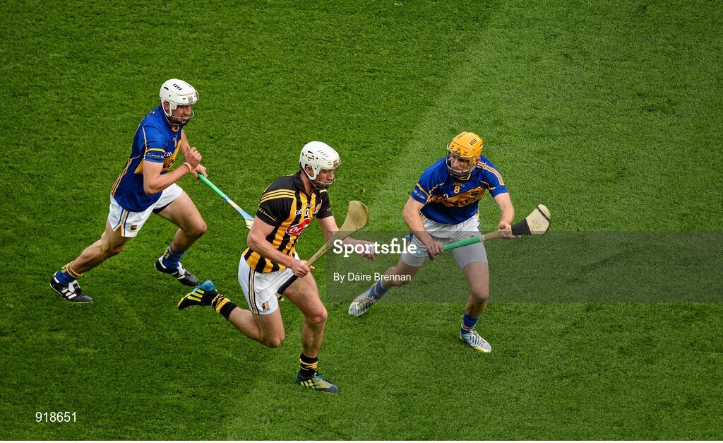 27 September 2014; Michael Fennelly, Kilkenny, in action against Patrick Maher, left, and Shane McGrath, Tipperary. GAA Hurling All Ireland Senior Championship Final Replay, Kilkenny v Tipperary. Croke Park, Dublin. Picture credit: Dáire Brennan / SPORTSFILE