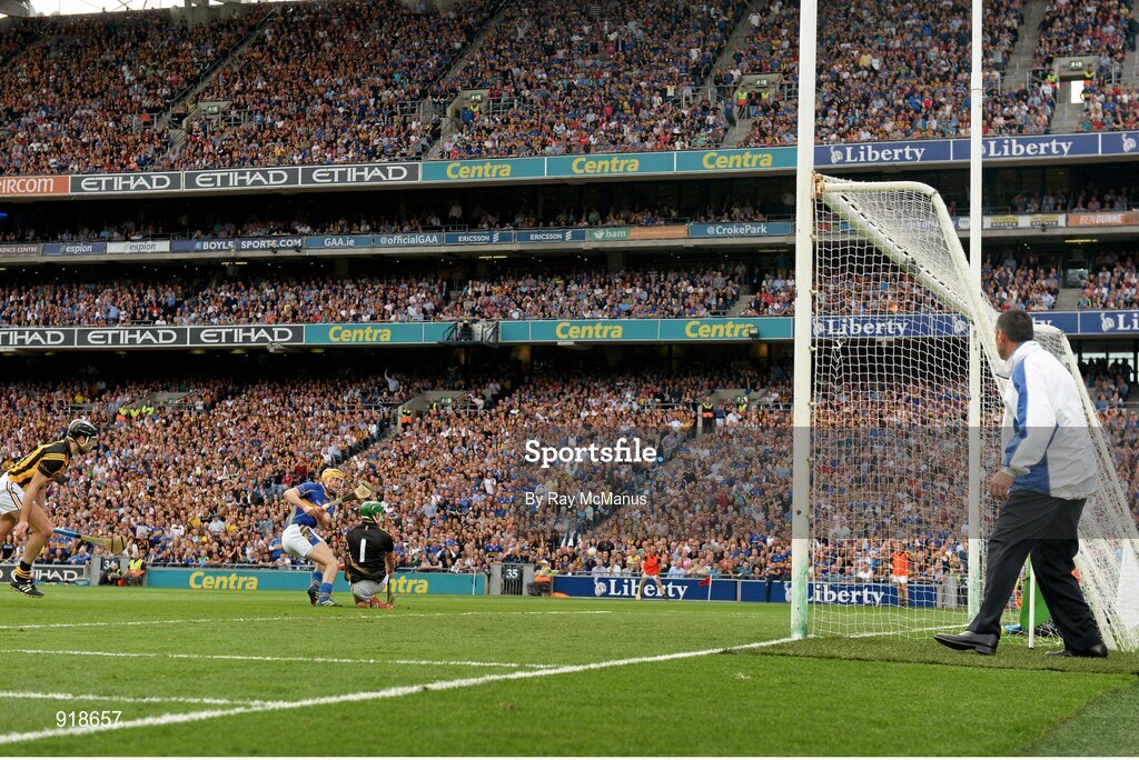27 September 2014; Tipperary's Séamus Callanan shoots past Kilkenny goalkeeper Eoin Murphy to score his side's first goal. GAA Hurling All Ireland Senior Championship Final Replay, Kilkenny v Tipperary. Croke Park, Dublin. Picture credit: Ray McManus / SPORTSFILE