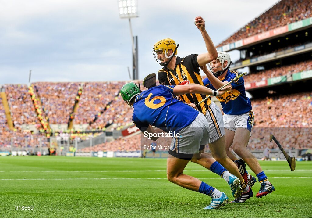 27 September 2014; Colin Fennelly, Kilkenny, in action against James Barry, left, and Brendan Maher, Tipperary. GAA Hurling All Ireland Senior Championship Final Replay, Kilkenny v Tipperary. Croke Park, Dublin. Picture credit: Pat Murphy / SPORTSFILE