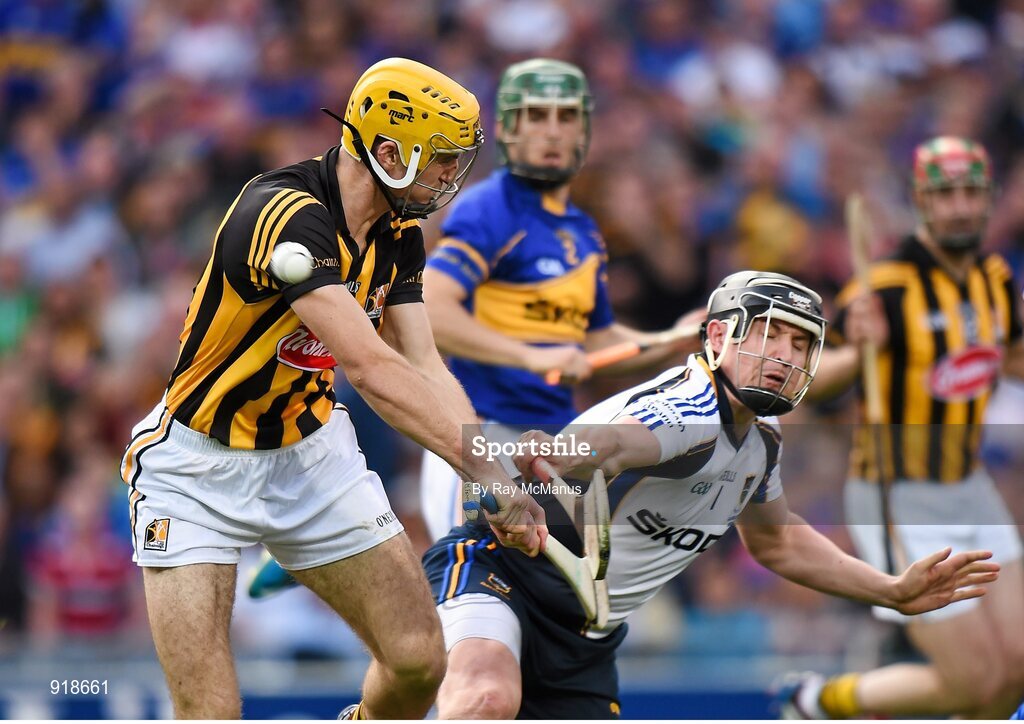 27 September 2014; Tipperary goalkeeper Darren Gleeson saves a shot from Kilkenny's Colin Fennelly. GAA Hurling All Ireland Senior Championship Final Replay, Kilkenny v Tipperary. Croke Park, Dublin. Picture credit: Ray McManus / SPORTSFILE