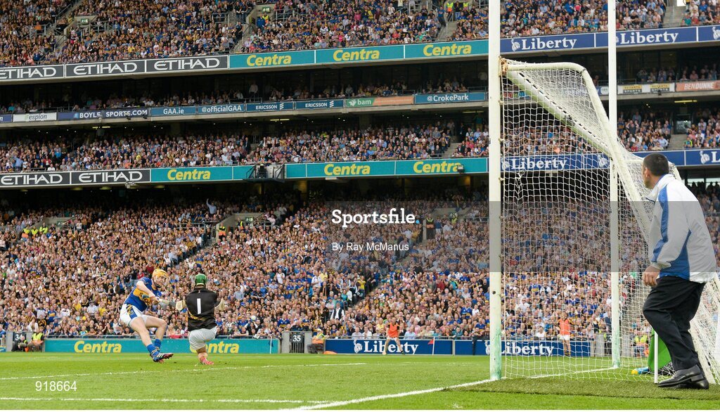 27 September 2014; Tipperary's Séamus Callanan shoots past Kilkenny goalkeeper Eoin Murphy to score his side's first goal. GAA Hurling All Ireland Senior Championship Final Replay, Kilkenny v Tipperary. Croke Park, Dublin. Picture credit: Ray McManus / SPORTSFILE