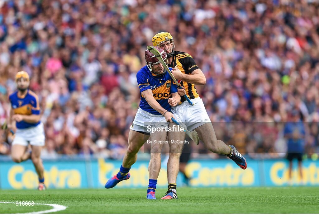 27 September 2014; Colin Fennelly, Kilkenny, in action against Paddy Stapleton, Tipperary. GAA Hurling All Ireland Senior Championship Final Replay, Kilkenny v Tipperary. Croke Park, Dublin. Picture credit: Stephen McCarthy / SPORTSFILE