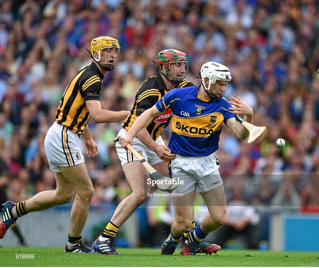 27 September 2014; Brendan Maher, Tipperary, in action against Colin Fennelly, left, and Eoin Larkin, Kilkenny. GAA Hurling All Ireland Senior Championship Final Replay, Kilkenny v Tipperary. Croke Park, Dublin. Picture credit: Brendan Moran / SPORTSFILE