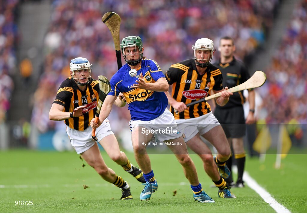 27 September 2014; Cathal Barrett, Tipperary, in action against TJ Reid, left, and Michael Fennelly, Kilkenny. GAA Hurling All Ireland Senior Championship Final Replay, Kilkenny v Tipperary. Croke Park, Dublin. Picture credit: Stephen McCarthy / SPORTSFILE