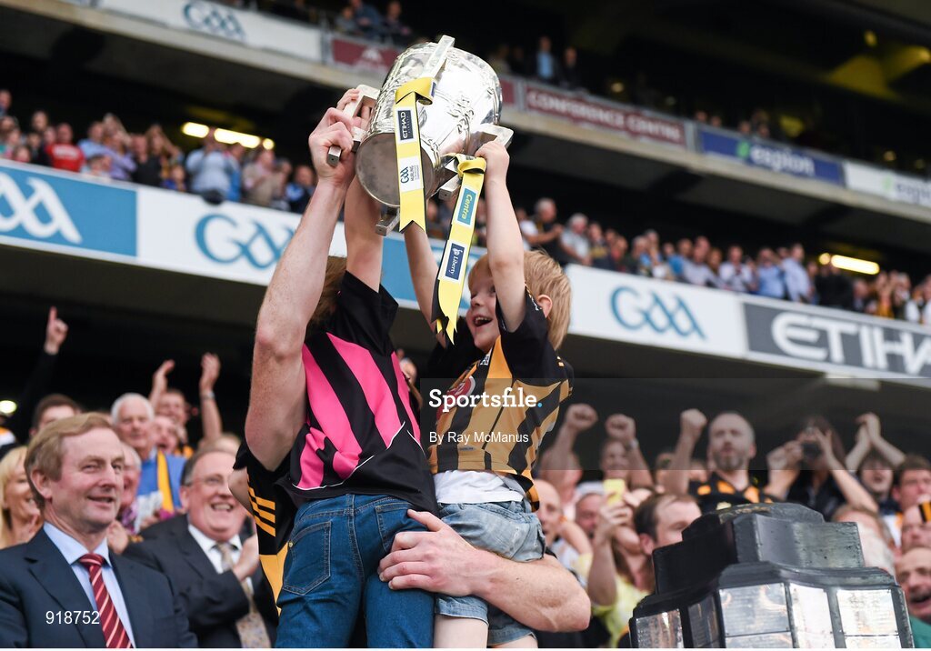 27 September 2014; An Taoiseach Enda Kenny T.D. looks on at Kilkenny's Henry Shefflin and his children Sadhbh and Henry lift the Liam MacCarthy cup after the game. GAA Hurling All Ireland Senior Championship Final Replay, Kilkenny v Tipperary. Croke Park, Dublin. Picture credit: Ray McManus / SPORTSFILE