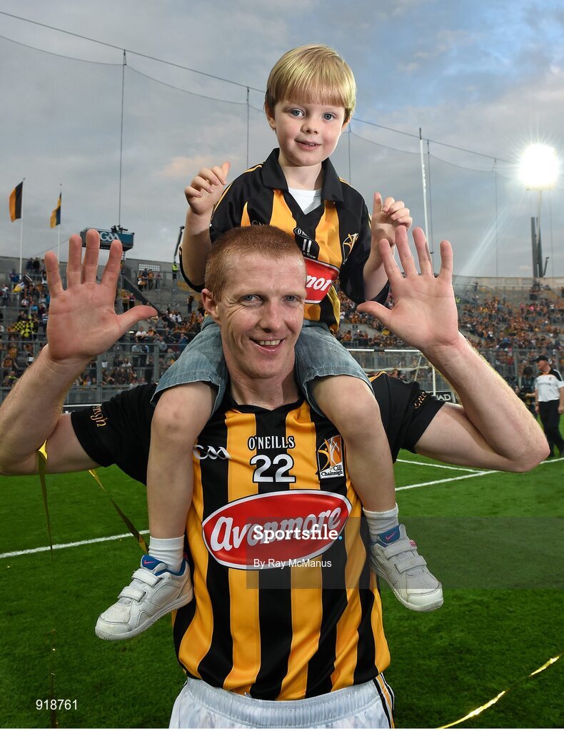 27 September 2014; Kilkenny's Henry Shefflin and his son Henry shows his ten fingers for his ten all Ireland medals. GAA Hurling All Ireland Senior Championship Final Replay, Kilkenny v Tipperary. Croke Park, Dublin. Picture credit: Ray McManus / SPORTSFILE