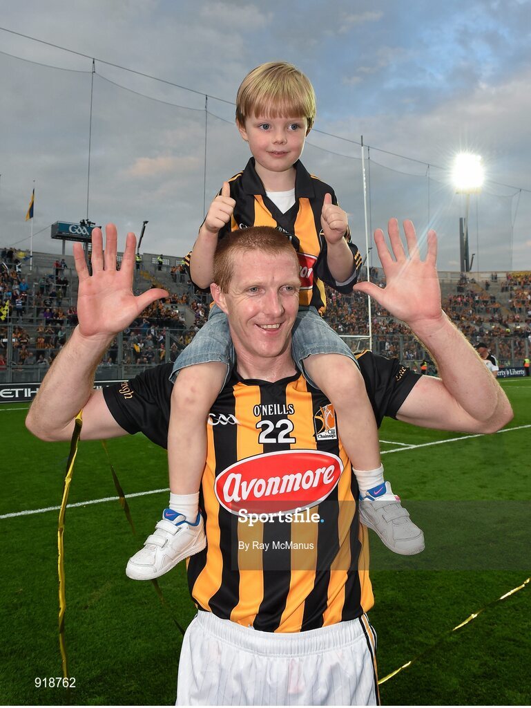 27 September 2014; Kilkenny's Henry Shefflin and his son Henry shows his ten fingers for his ten all Ireland medals. GAA Hurling All Ireland Senior Championship Final Replay, Kilkenny v Tipperary. Croke Park, Dublin. Picture credit: Ray McManus / SPORTSFILE