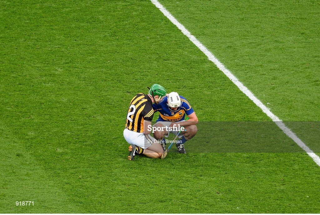 27 September 2014; Paul Murphy, Kilkenny, consoles Patrick Maher, Tipperary. GAA Hurling All Ireland Senior Championship Final Replay, Kilkenny v Tipperary. Croke Park, Dublin. Picture credit: Dáire Brennan / SPORTSFILE