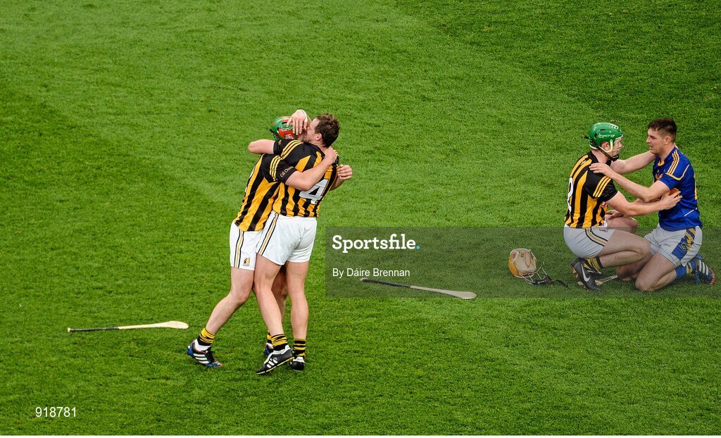 27 September 2014; Eoin Larkin, left, and Jackie Tyrrell, Kilkenny, celebrate after the game as Paul Murphy, Kilkenny, consoles Séamus Callanan, Tipperary. GAA Hurling All Ireland Senior Championship Final Replay, Kilkenny v Tipperary. Croke Park, Dublin. Picture credit: Dáire Brennan / SPORTSFILE