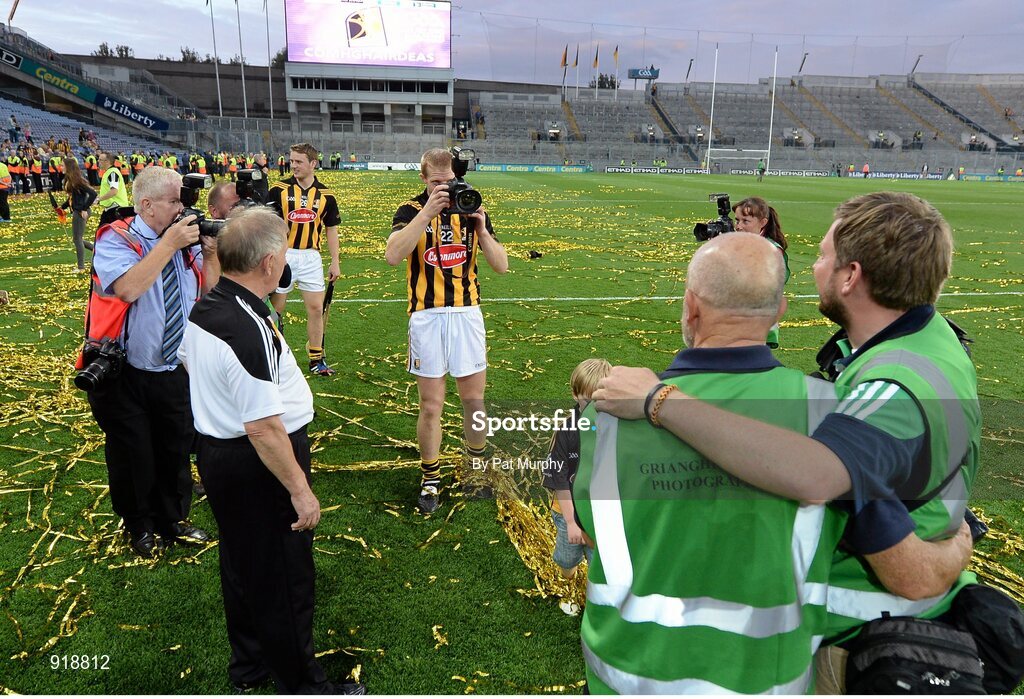 27 September 2014; Kilkenny's Henry Shefflin takes pictures with a member of the press' camera. GAA Hurling All Ireland Senior Championship Final Replay, Kilkenny v Tipperary. Croke Park, Dublin. Picture credit: Pat Murphy / SPORTSFILE