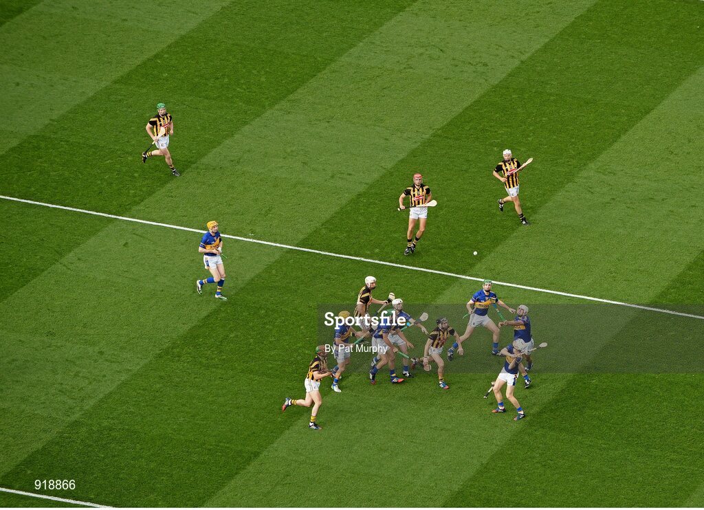 27 September 2014; Kilkenny and Tipperary players battle for possession during the early stages of the game. GAA Hurling All Ireland Senior Championship Final Replay, Kilkenny v Tipperary. Croke Park, Dublin. Picture credit: Pat Murphy / SPORTSFILE