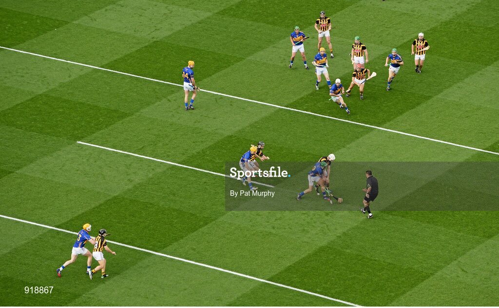 27 September 2014; Referee Brian Gavin  throws in the sliotar to start the game. GAA Hurling All Ireland Senior Championship Final Replay, Kilkenny v Tipperary. Croke Park, Dublin. Picture credit: Pat Murphy / SPORTSFILE