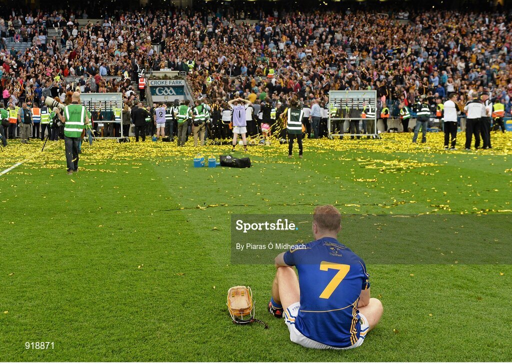 27 September 2014; Tipperary's Kieran Bergin watches the Kilkenny captain Lester Ryan gives his acceptance speech. GAA Hurling All Ireland Senior Championship Final Replay, Kilkenny v Tipperary. Croke Park, Dublin. Picture credit: Piaras Ó Mídheach / SPORTSFILE