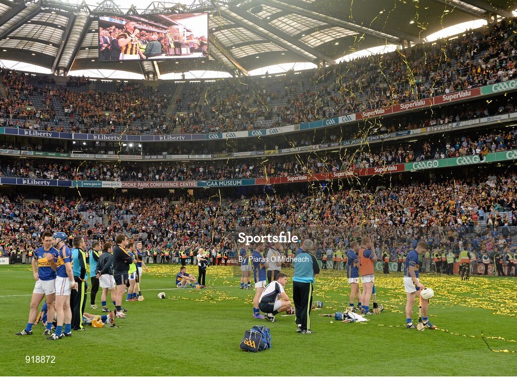 27 September 2014; Dejected Tipperary players watch the Kilkenny captain Lester Ryan gives his acceptance speech. GAA Hurling All Ireland Senior Championship Final Replay, Kilkenny v Tipperary. Croke Park, Dublin. Picture credit: Piaras Ó Mídheach / SPORTSFILE