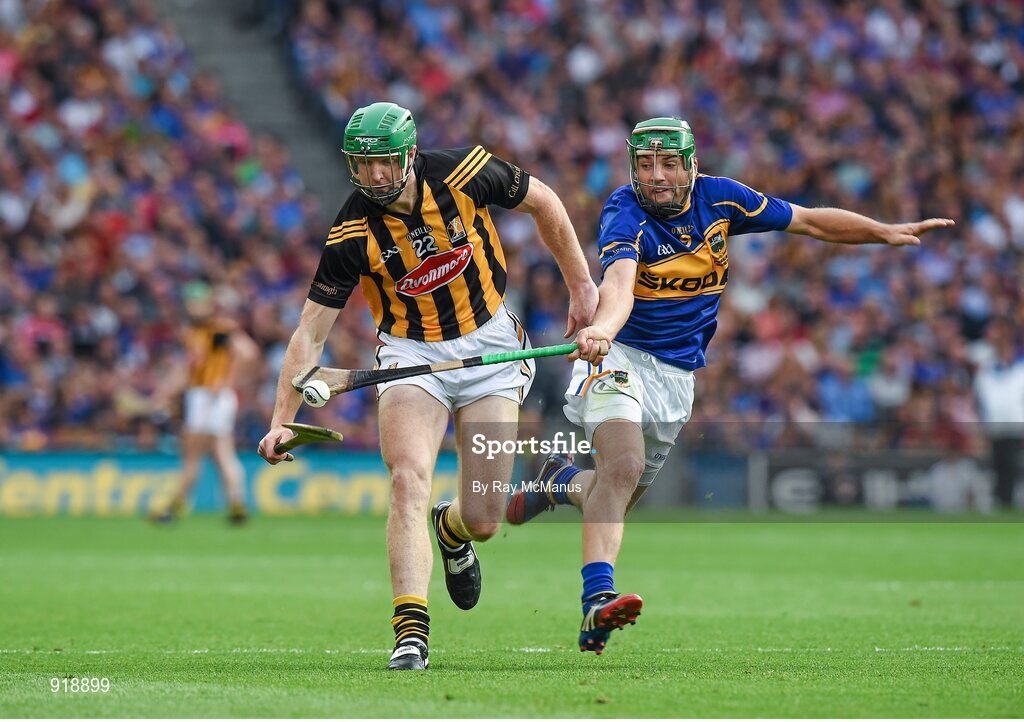 27 September 2014; Henry Shefflin, Kilkenny, in action against James Woodlock, Tipperary. GAA Hurling All Ireland Senior Championship Final Replay, Kilkenny v Tipperary. Croke Park, Dublin. Picture credit: Ray McManus / SPORTSFILE