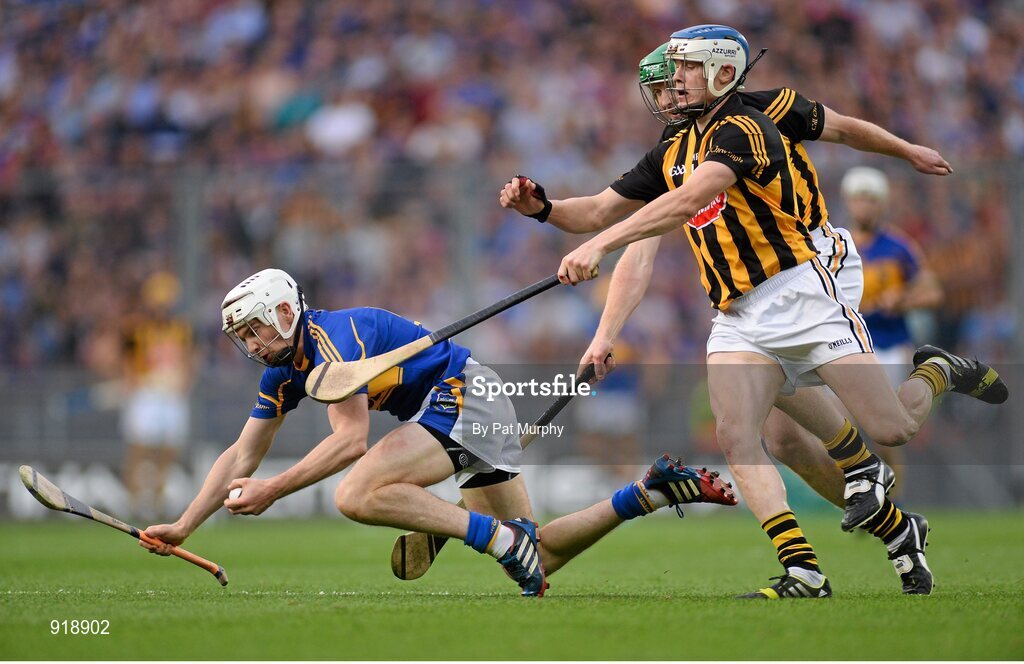 27 September 2014; Brendan Maher, Tipperary, in action against Henry Shefflin, behind, and TJ Reid, Kilkenny. GAA Hurling All Ireland Senior Championship Final Replay, Kilkenny v Tipperary. Croke Park, Dublin. Picture credit: Pat Murphy / SPORTSFILE