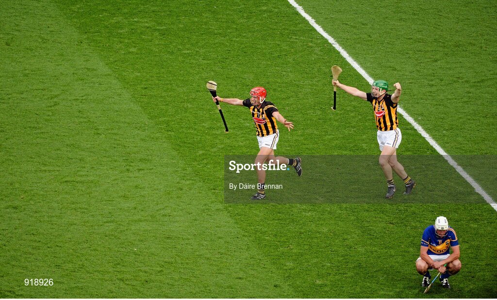 27 September 2014; Kilkenny players Cillian Buckley, left, and Paul Murphy celebrate at the end of the game while Tipperary's Patrick Maher crouched dejected. GAA Hurling All Ireland Senior Championship Final Replay, Kilkenny v Tipperary. Croke Park, Dublin. Picture credit: Dáire Brennan / SPORTSFILE