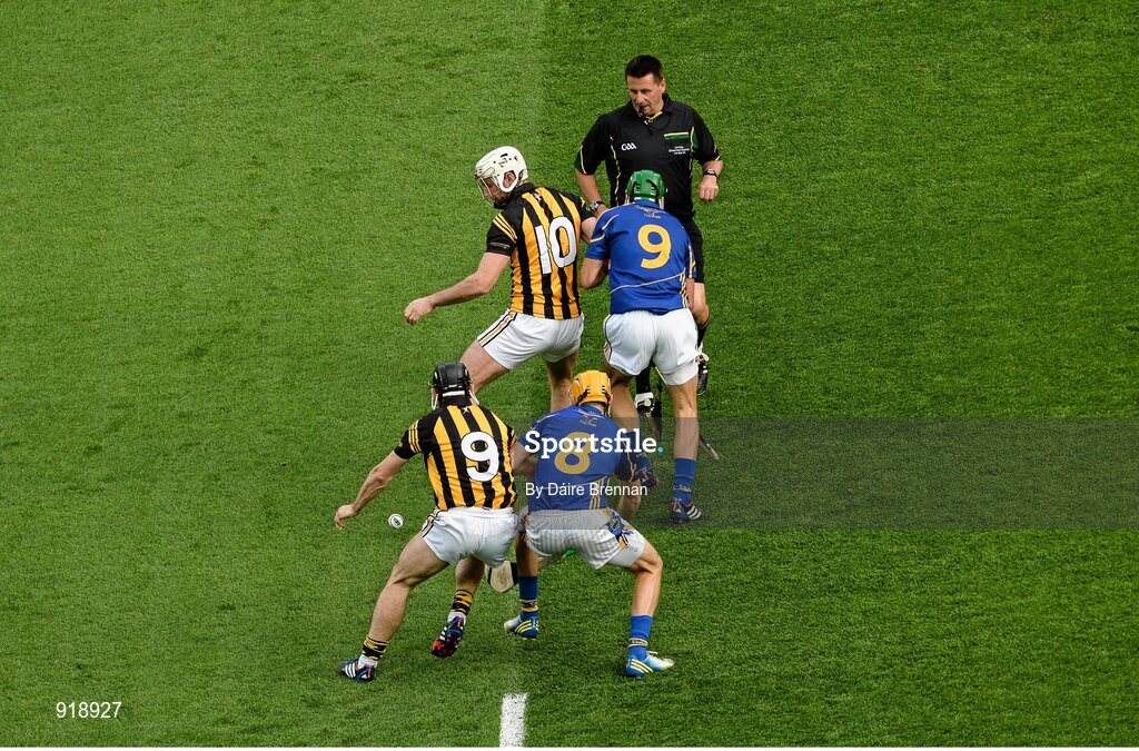 27 September 2014; Referee Brian Gavin throws the ball in between Conor Fogarty, left, and Michael Fennelly, Kilkenny, and Shane McGrath, left, and James Woodlock, Tipperary. GAA Hurling All Ireland Senior Championship Final Replay, Kilkenny v Tipperary. Croke Park, Dublin. Picture credit: Dáire Brennan / SPORTSFILE