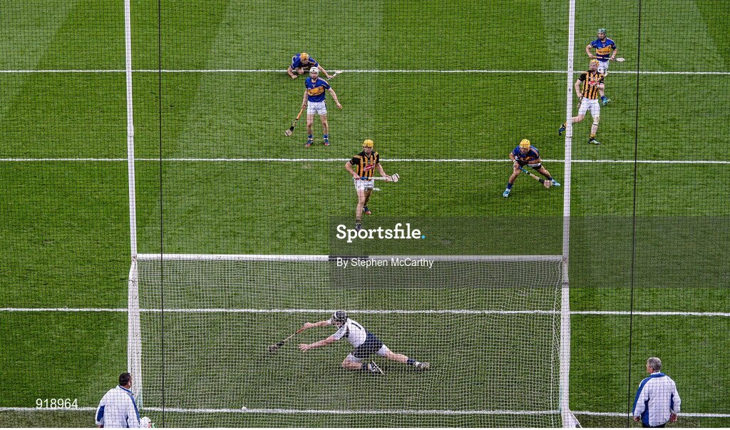 27 September 2014; Richie Power, Kilkenny, right, shoots to score his side's first goal of the game. GAA Hurling All Ireland Senior Championship Final Replay, Kilkenny v Tipperary. Croke Park, Dublin. Picture credit: Stephen McCarthy / SPORTSFILE