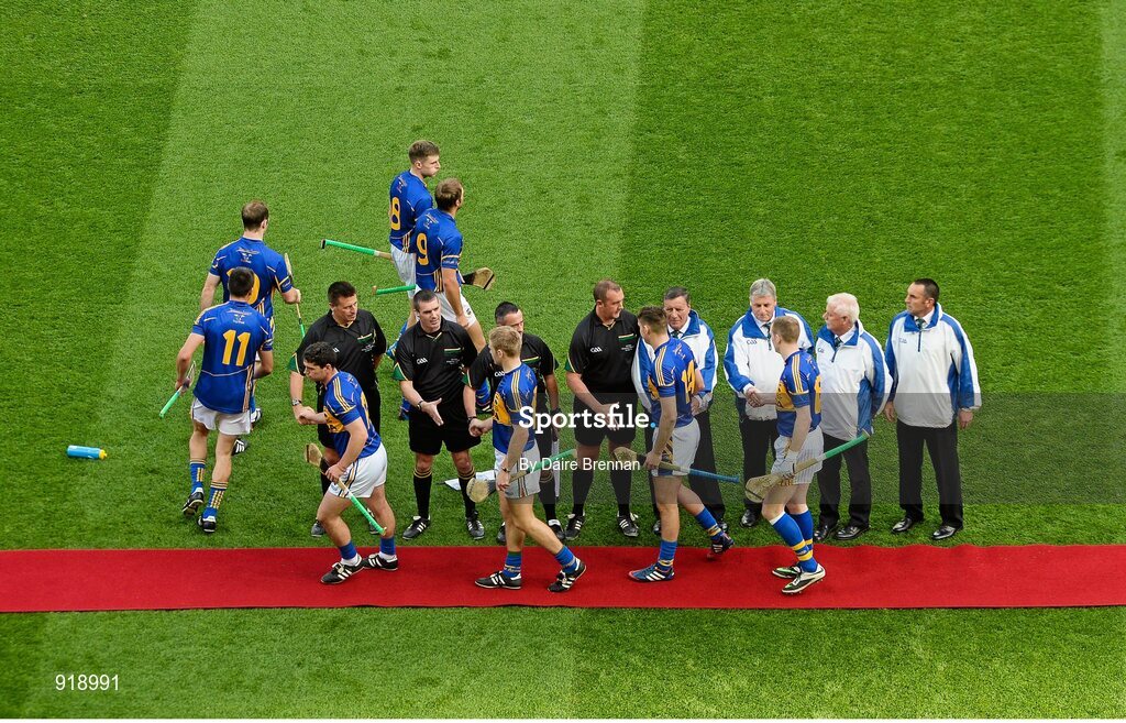 27 September 2014; Tipperary players shake hands with officials before the game. GAA Hurling All Ireland Senior Championship Final Replay, Kilkenny v Tipperary. Croke Park, Dublin. Picture credit: Dáire Brennan / SPORTSFILE