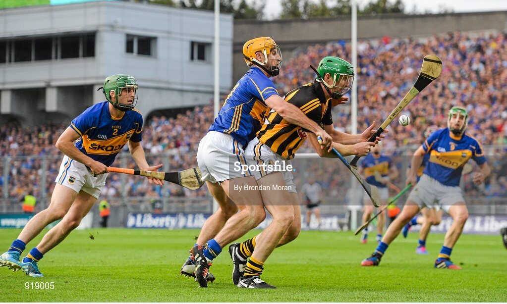 27 September 2014; Henry Shefflin, Kilkenny, under pressure from Kieran Bergin, Tipperary. GAA Hurling All Ireland Senior Championship Final Replay, Kilkenny v Tipperary. Croke Park, Dublin. Picture credit: Brendan Moran / SPORTSFILE