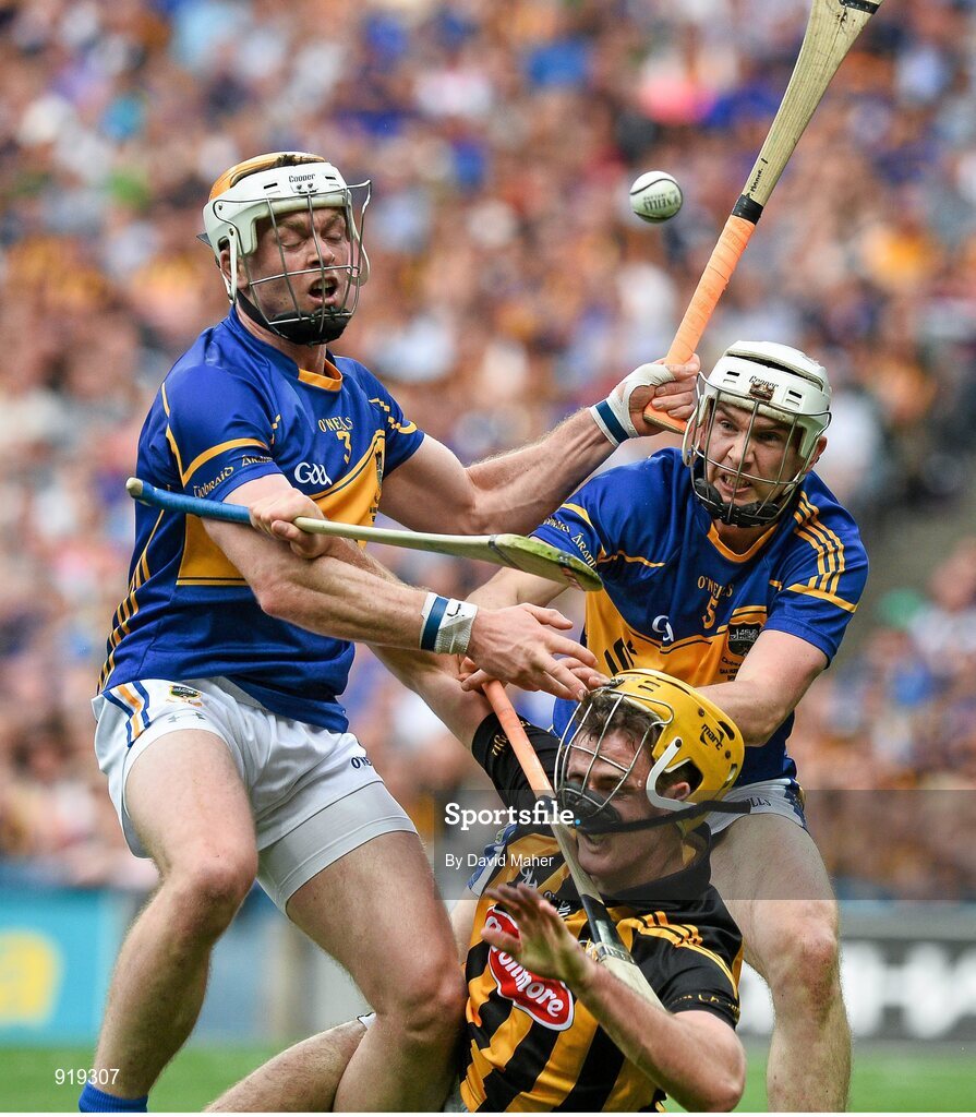 27 September 2014; Colin Fennelly, Kilkenny, in action against Brendan Maher, right, and Padraic Maher, Tipperary. GAA Hurling All Ireland Senior Championship Final Replay, Kilkenny v Tipperary. Croke Park, Dublin. Picture credit: David Maher / SPORTSFILE