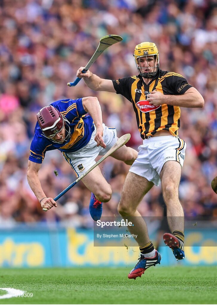 27 September 2014; Colin Fennelly, Kilkenny, in action against Paddy Stapleton, Tipperary. GAA Hurling All Ireland Senior Championship Final Replay, Kilkenny v Tipperary. Croke Park, Dublin. Picture credit: Stephen McCarthy / SPORTSFILE