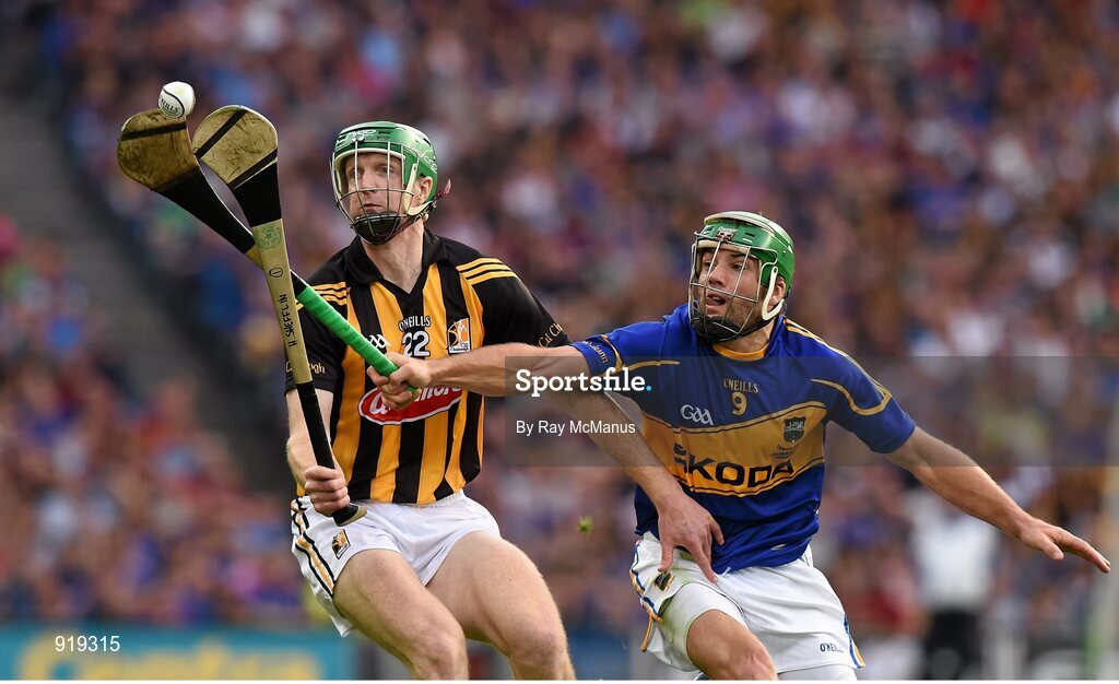 27 September 2014; Henry Shefflin, Kilkenny, in action against James Woodlock, Tipperary. GAA Hurling All Ireland Senior Championship Final Replay, Kilkenny v Tipperary. Croke Park, Dublin. Picture credit: Ray McManus / SPORTSFILE