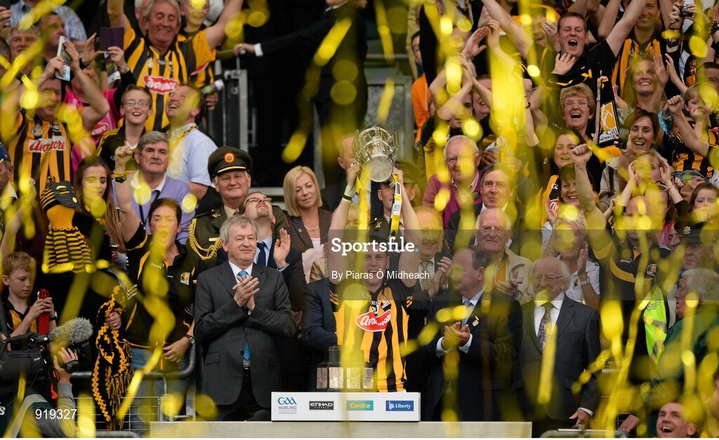 27 September 2014; Kilkenny captain Lester Ryan lifts the Liam MacCarthy cup after the game. GAA Hurling All Ireland Senior Championship Final Replay, Kilkenny v Tipperary. Croke Park, Dublin. Picture credit: Piaras Ó Mídheach / SPORTSFILE