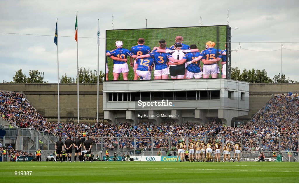 27 September 2014; Kilkenny and Tipperary players and match officials stand for the National Anthem before the game. GAA Hurling All Ireland Senior Championship Final Replay, Kilkenny v Tipperary. Croke Park, Dublin. Picture credit: Piaras Ó Mídheach / SPORTSFILE