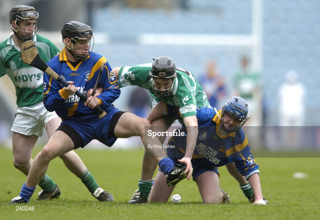 17 March 2007; Michael Fennelly, Ballyhale Shamrocks, in action against Brendan Dooley, left, and Ray Regan, Loughrea. AIB All-Ireland Senior Club Hurling Championship Final, Ballyhale Shamrocks v Loughrea, Croke Park, Dublin. Picture credit: Ray Lohan / SPORTSFILE