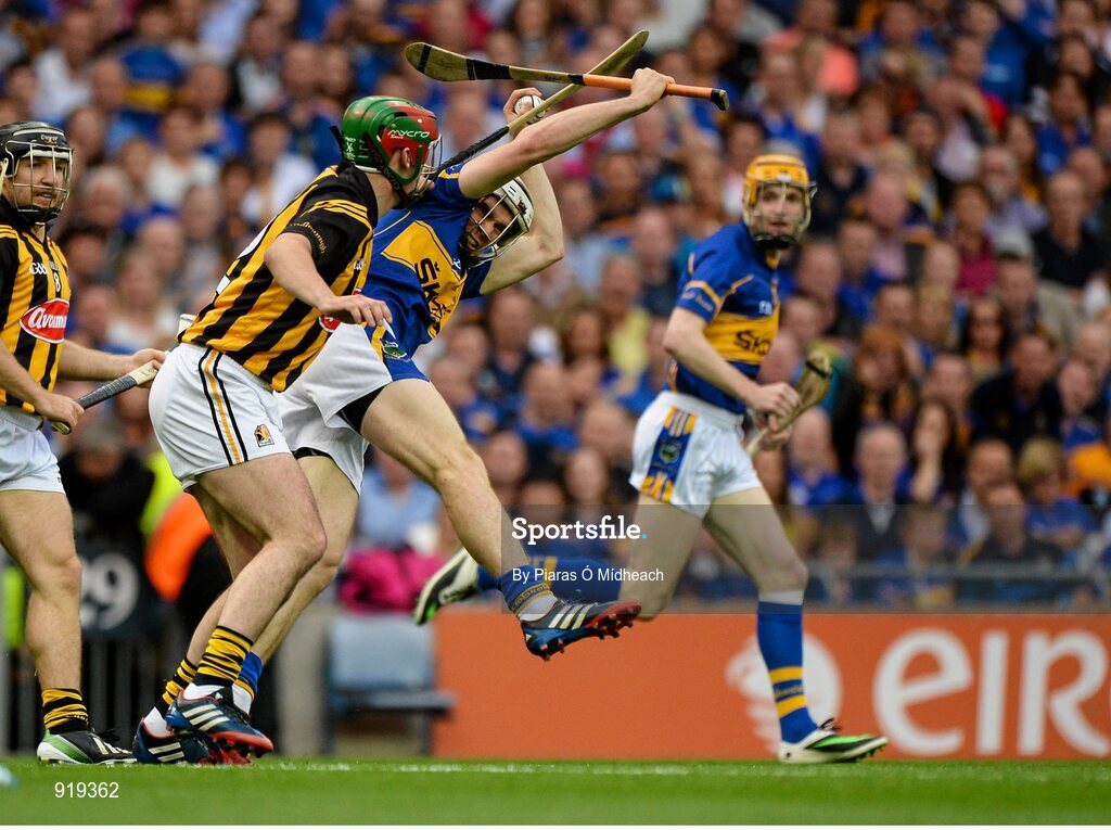 27 September 2014; Brendan Maher, Tipperary, supported by team-mate Lar Corbett, right, in action against Eoin Larkin and Richie Hogan, left. GAA Hurling All Ireland Senior Championship Final Replay, Kilkenny v Tipperary. Croke Park, Dublin. Picture credit: Piaras Ó Mídheach / SPORTSFILE