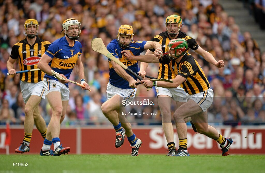 27 September 2014; Kieran Bergin, Tipperary, supported by team-mate Pádraic Maher, in action against Eoin Larkin, right, supported by team-mates Colin Fennelly, extreme left, and John Power, behind. GAA Hurling All Ireland Senior Championship Final Replay, Kilkenny v Tipperary. Croke Park, Dublin. Picture credit: Piaras Ó Mídheach / SPORTSFILE
