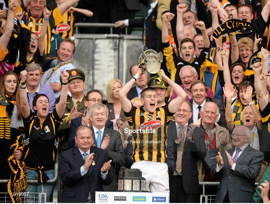 27 September 2014; Kilkenny captain Lester Ryan lifts the Liam MacCarthy cup. GAA Hurling All Ireland Senior Championship Final Replay, Kilkenny v Tipperary. Croke Park, Dublin. Picture credit: Piaras Ó Mídheach / SPORTSFILE