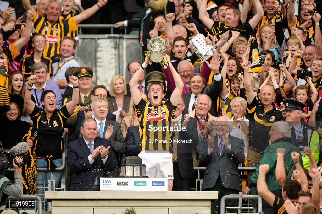 27 September 2014; Kilkenny captain Lester Ryan lifts the Liam MacCarthy cup. GAA Hurling All Ireland Senior Championship Final Replay, Kilkenny v Tipperary. Croke Park, Dublin. Picture credit: Piaras Ó Mídheach / SPORTSFILE