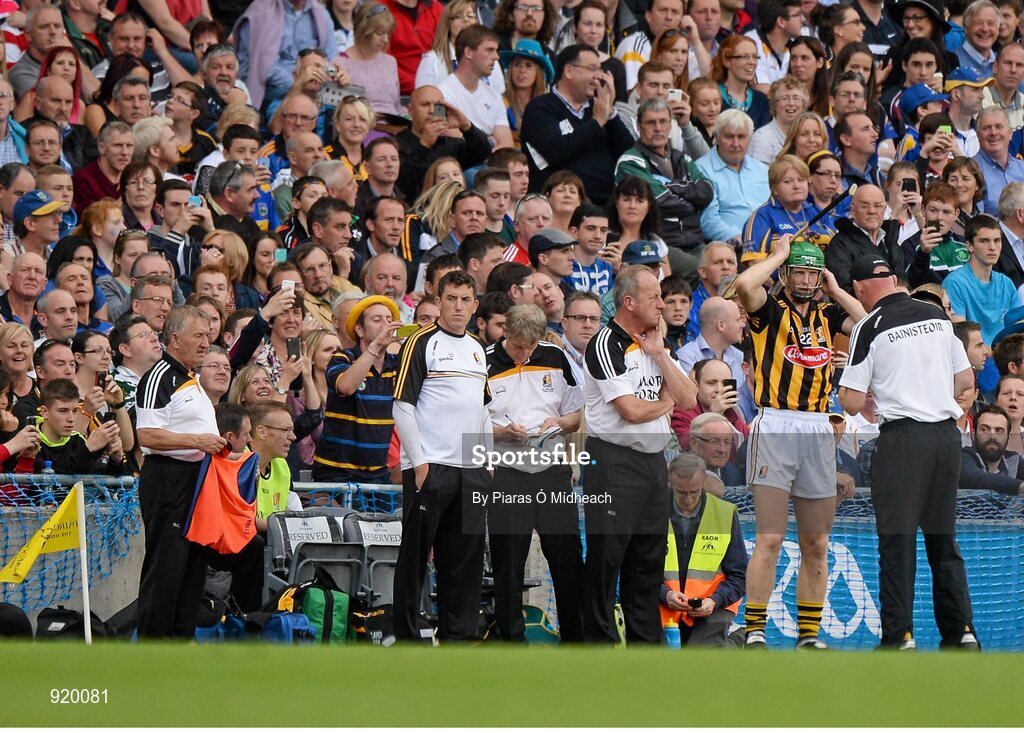 27 September 2014; Kilkenny's Henry Shefflin talks with manager Brian Cody before coming on as a second half substitute. GAA Hurling All Ireland Senior Championship Final Replay, Kilkenny v Tipperary. Croke Park, Dublin. Picture credit: Piaras Ó Mídheach / SPORTSFILE