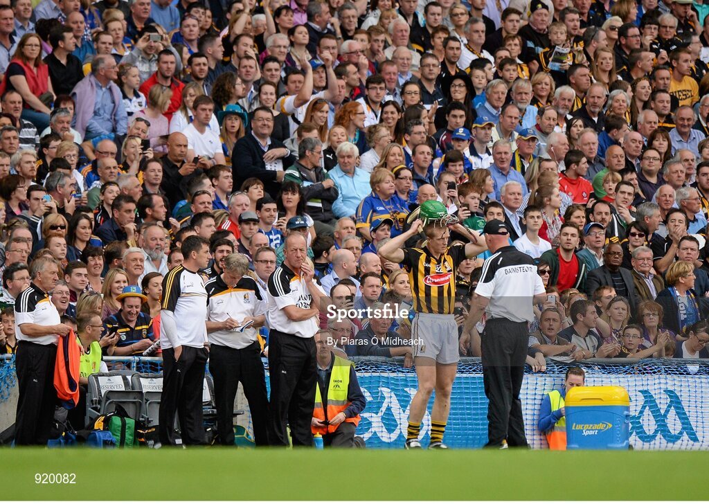 27 September 2014; Kilkenny's Henry Shefflin talks with manager Brian Cody before coming on as a second half substitute. GAA Hurling All Ireland Senior Championship Final Replay, Kilkenny v Tipperary. Croke Park, Dublin. Picture credit: Piaras Ó Mídheach / SPORTSFILE