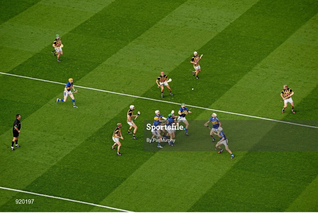 27 September 2014; Tipperary and Kilkenny players battle for possession. GAA Hurling All Ireland Senior Championship Final Replay, Kilkenny v Tipperary. Croke Park, Dublin. Picture credit: Pat Murphy / SPORTSFILE
