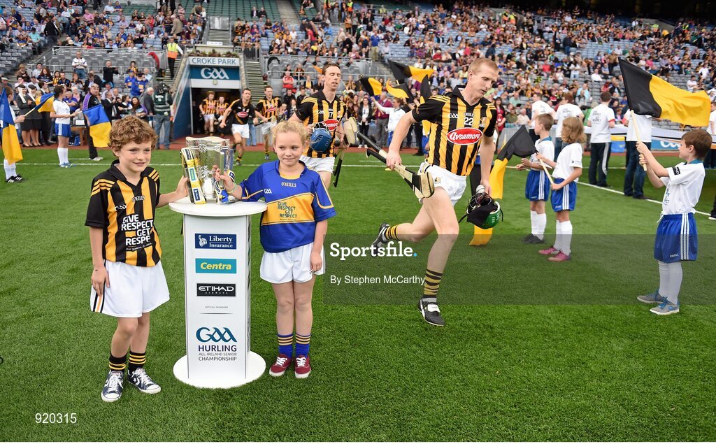 27 September 2014; Roísín O'Meara, Narnane NS, Tipperary, and Alex Cass, Thomastown NS, Kilkenny, carry the Liam MacCarthy cup onto the pitch ahead of the game as Kilkenny's Henry Shefflin runs out. GAA Hurling All Ireland Senior Championship Final Replay, Kilkenny v Tipperary. Croke Park, Dublin. Picture credit: Stephen McCarthy / SPORTSFILE