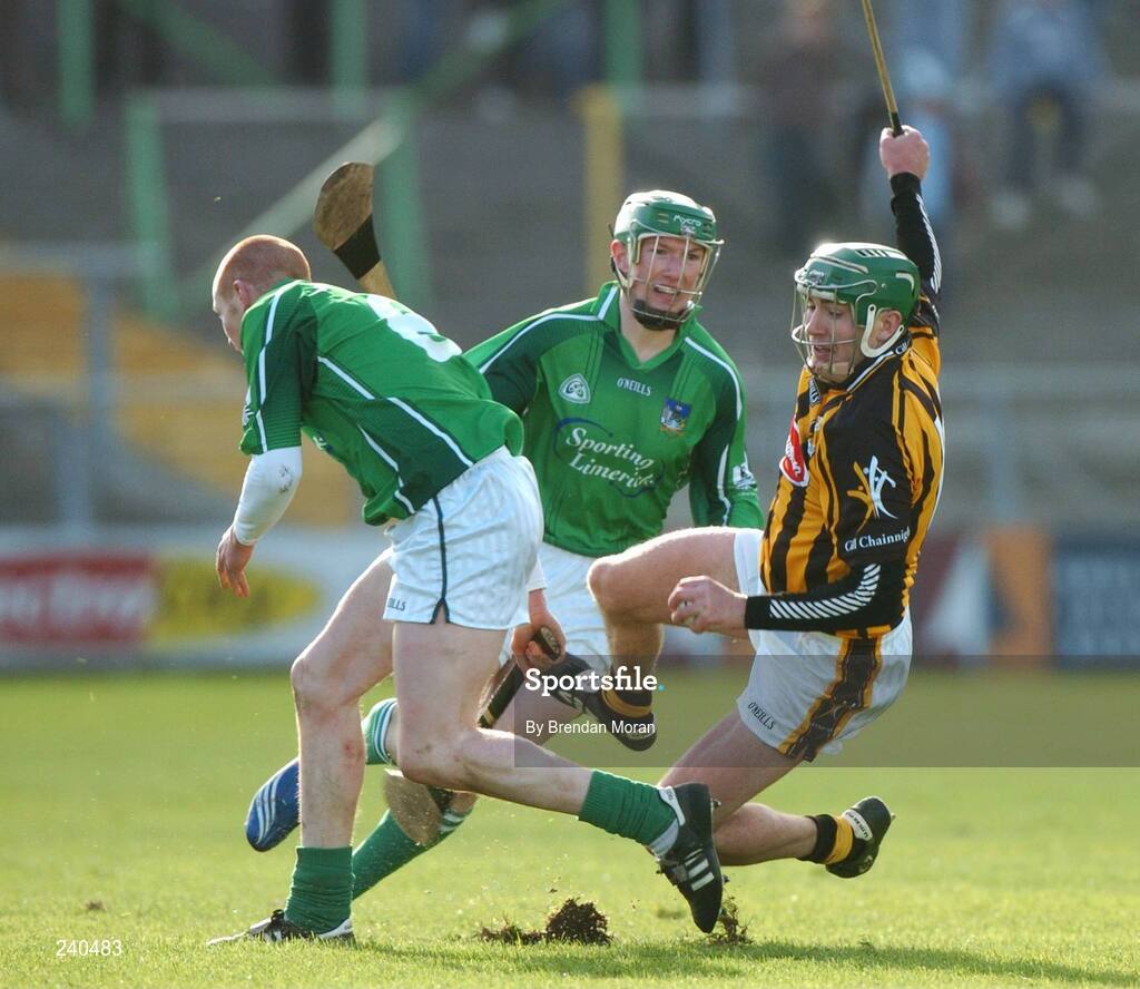 19 March 2007; Eddie Brennan, Kilkenny, in action against Wayne McNamara, left, and Seamus Hickey, Limerick. Allianz National Hurling League, Kilkenny v Limerick, Division 1B, Round 3, Nowlan Park, Kilkenny. Picture credit: Brendan Moran / SPORTSFILE