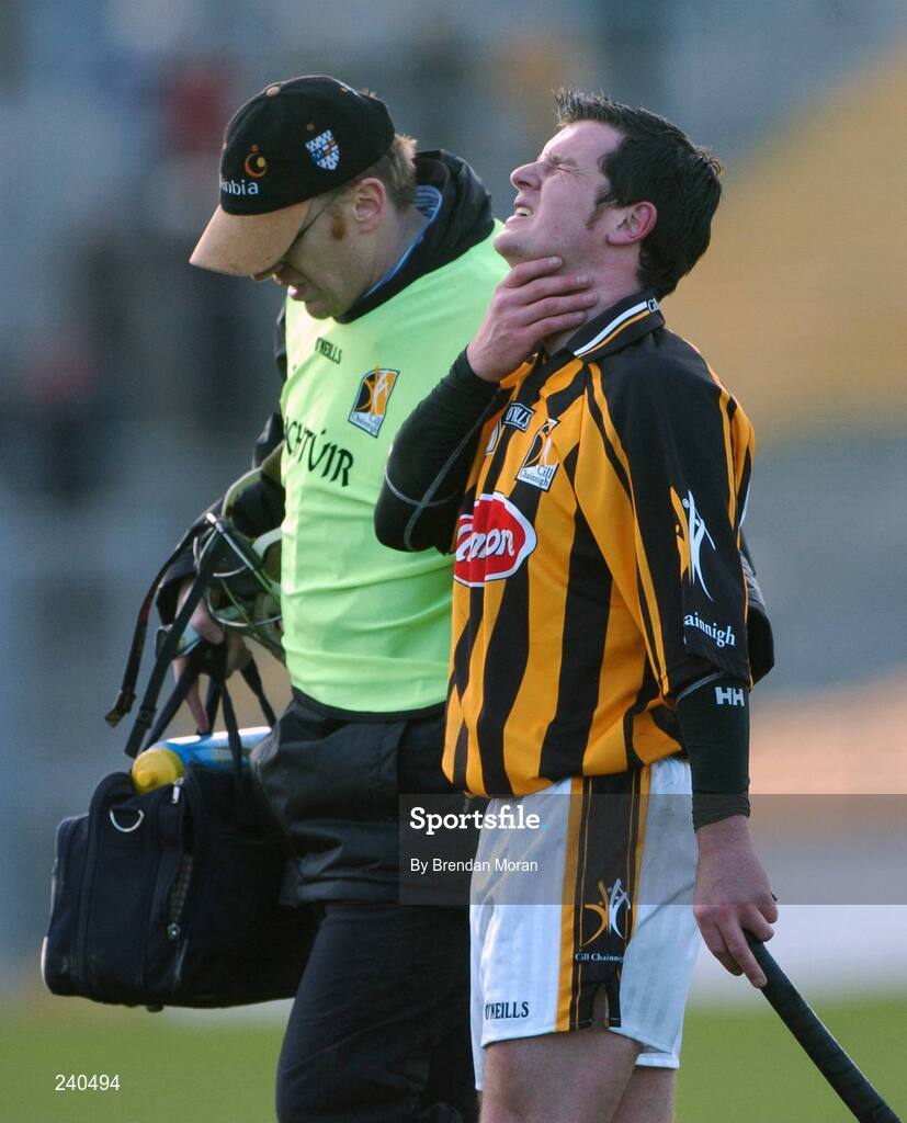 19 March 2007; Kilkenny's Eoin McCormack leaves the pitch holding his neck. Allianz National Hurling League, Kilkenny v Limerick, Division 1B, Round 3, Nowlan Park, Kilkenny. Picture credit: Brendan Moran / SPORTSFILE
