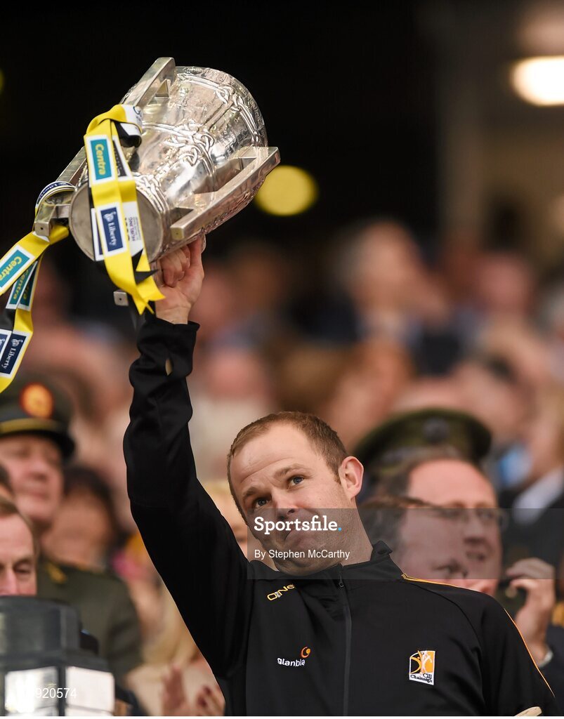 27 September 2014; Tommy Walsh, Kilkenny, lifts the Liam MacCarthy cup. GAA Hurling All Ireland Senior Championship Final Replay, Kilkenny v Tipperary. Croke Park, Dublin. Picture credit: Stephen McCarthy / SPORTSFILE